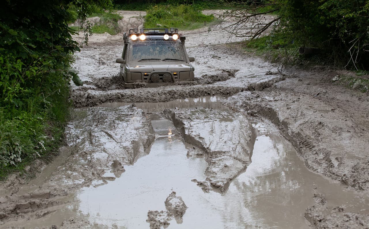 akcesoria off-road do wyciągania samochód w błocie wklejka wtopa