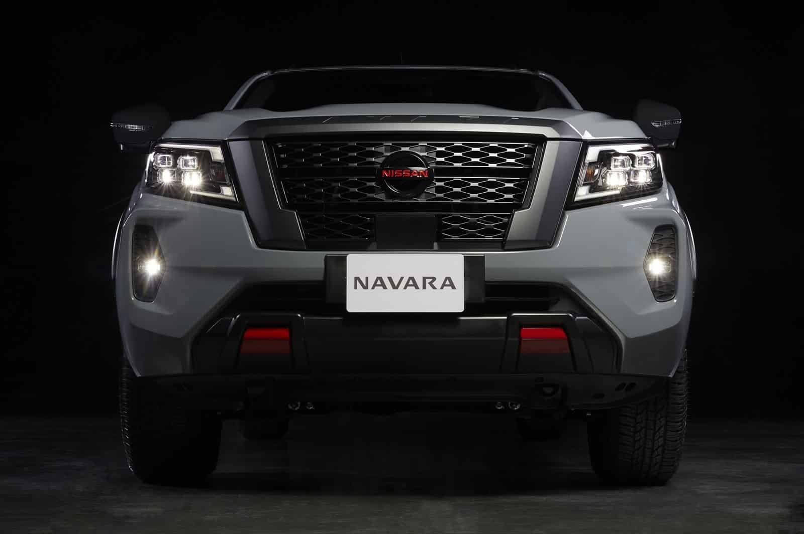 Najlepszy pickup nissan navara stojący przodem