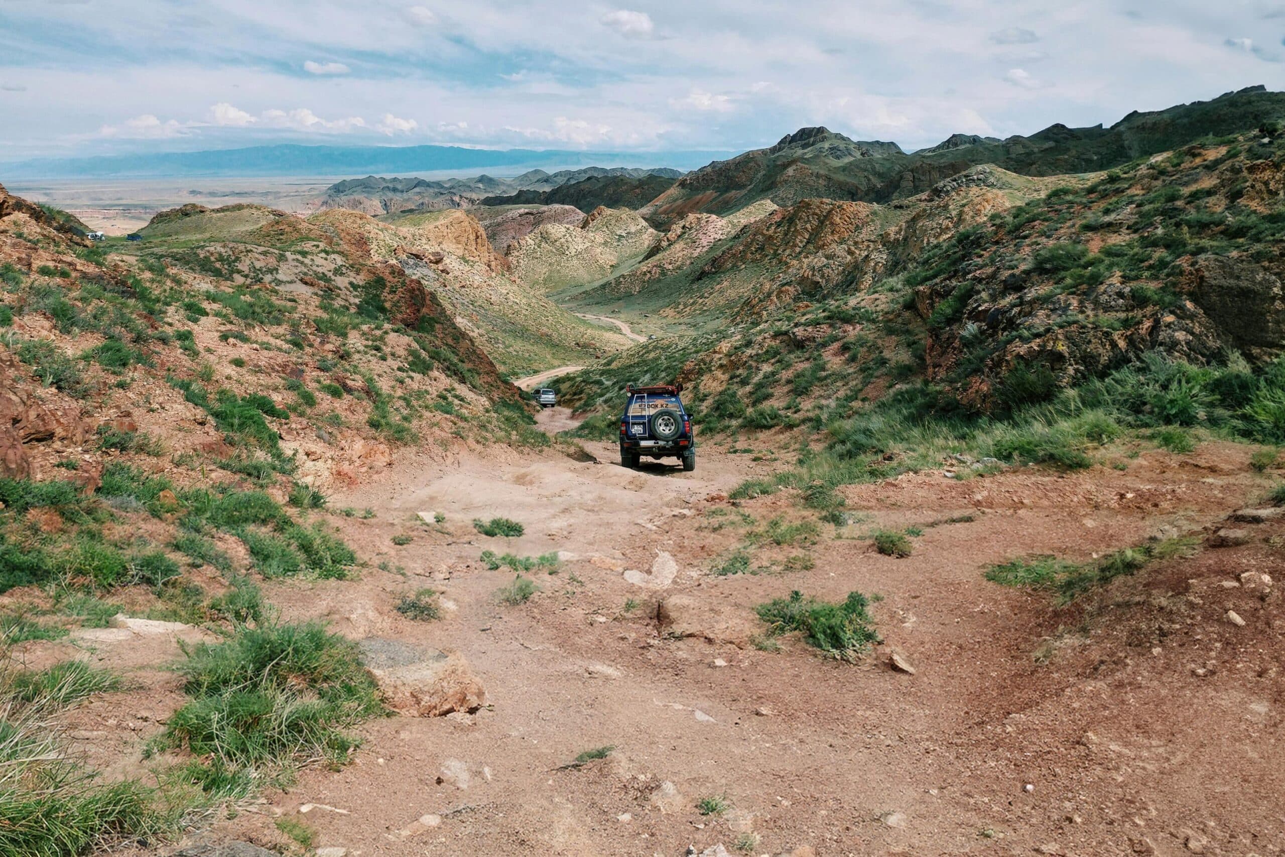 overlanding podróz off-road samochód w górach