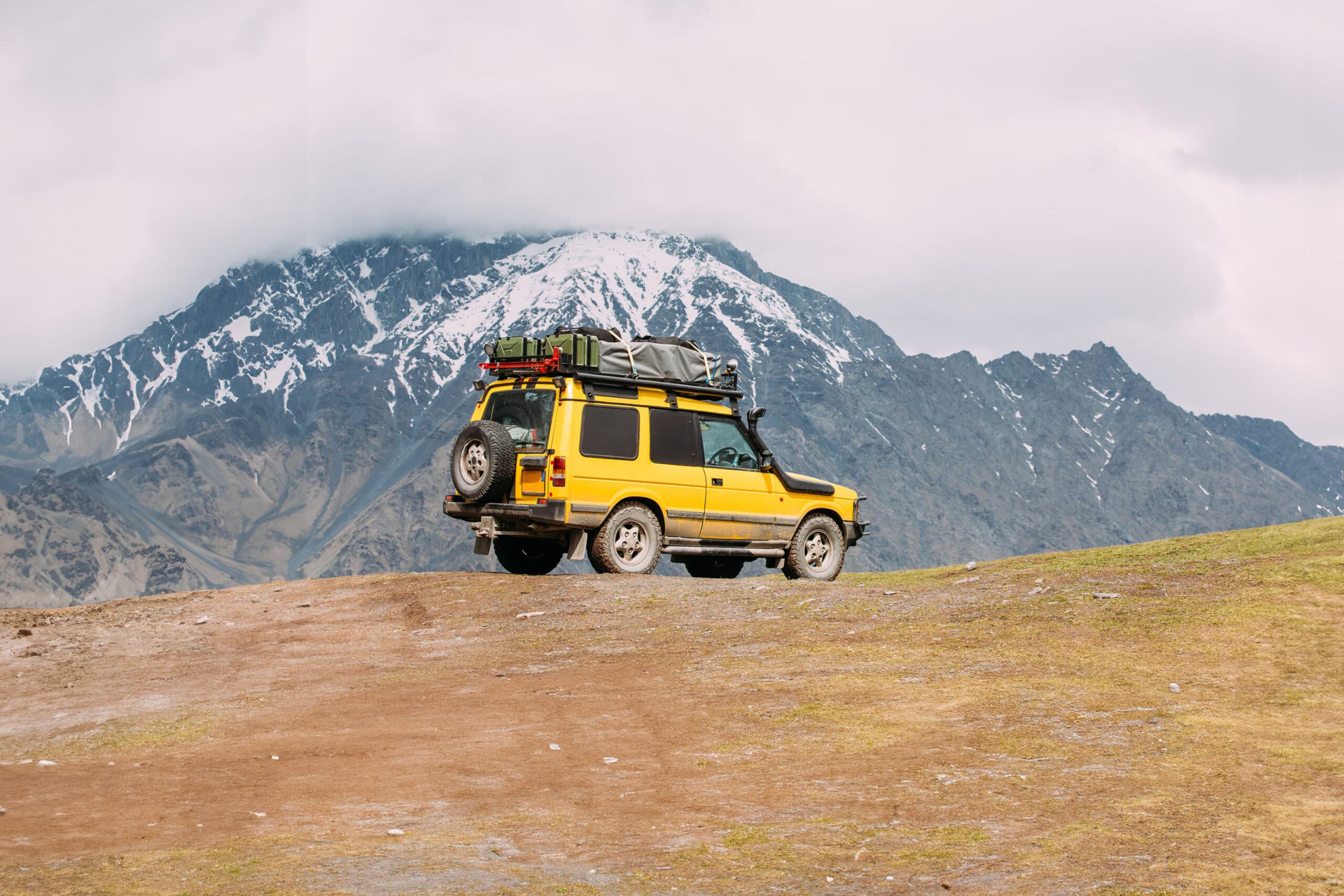 samochód na wyprawę overlanding auto z namiotem na dachu