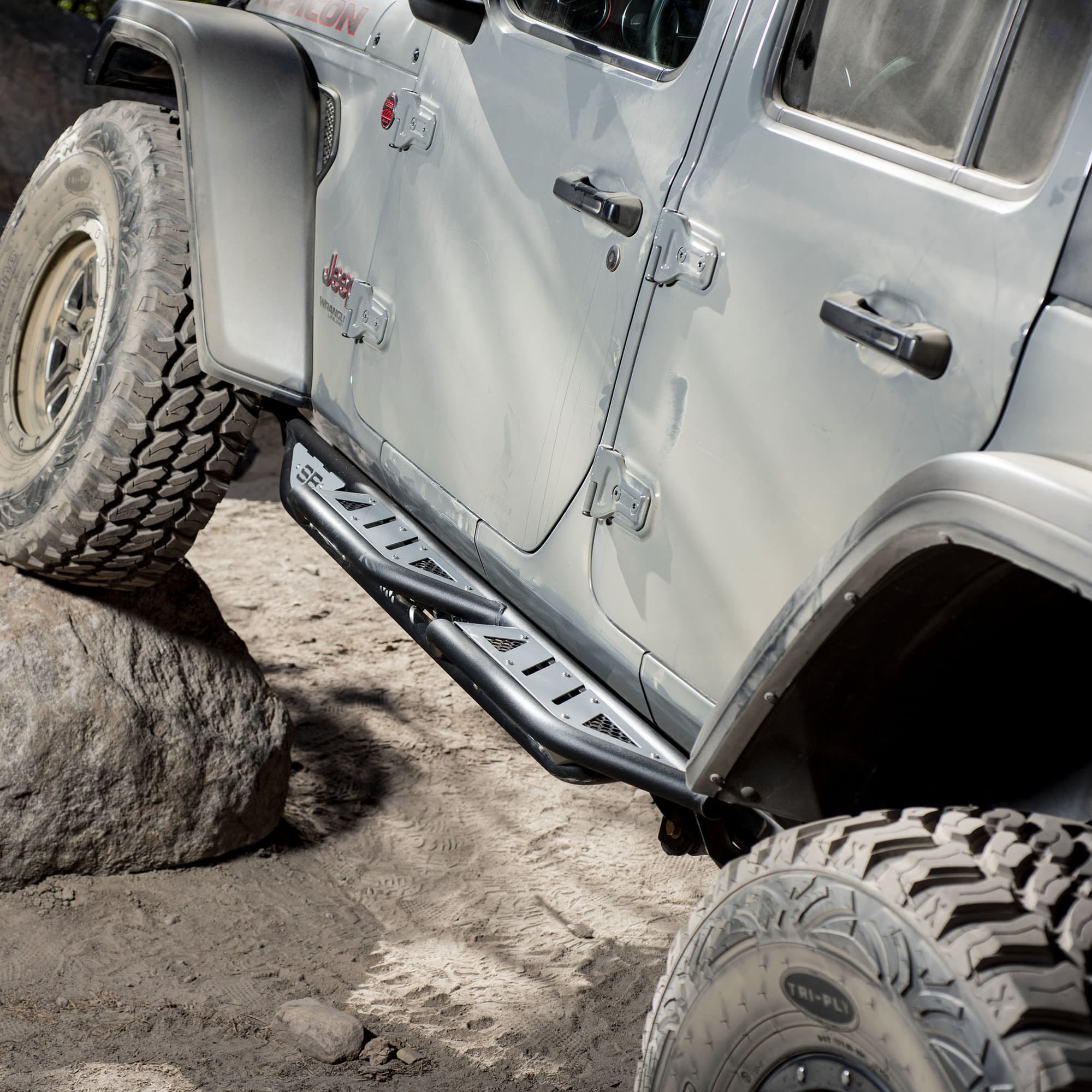 Progi boczne Apollo od Smittybilt na Jeep Wrangler JL.
