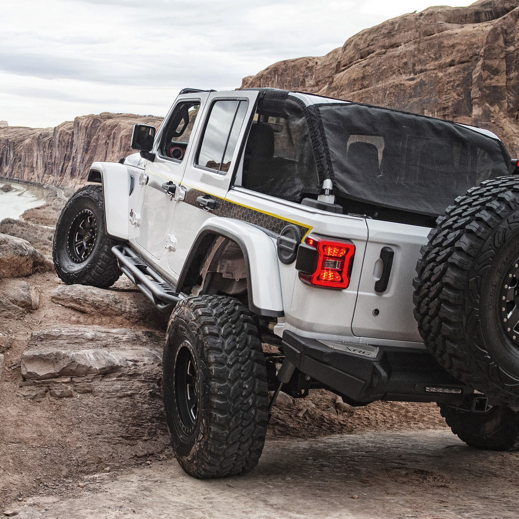 SRC Smittybilt side steps for Jeep JL
